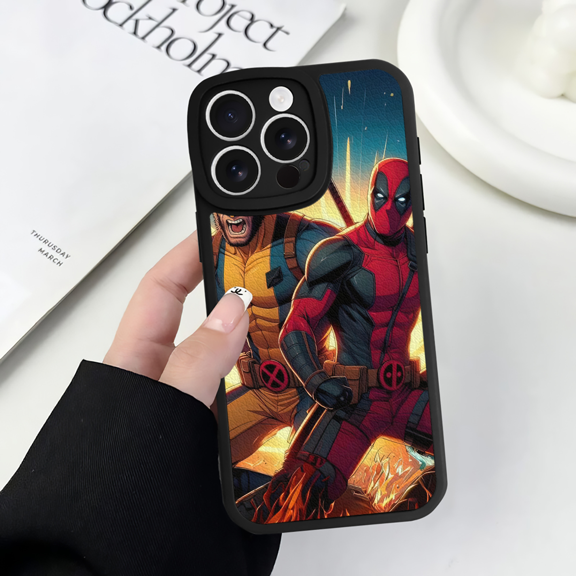 （画像用） Deadpool デッドプール 【iPhone 16シリーズ対応】シリコンスマホケース（レザー調） 材質：シリコン